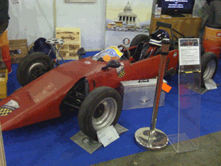 Formula Monza 875 stationné sur les cales TyreGuard